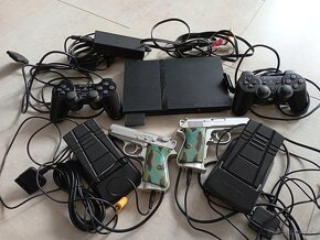 PS2 + hry +2 pištole s pedálom+ 64 MBmemory card