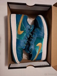 Jordan 1 Low SE Velvet Geode Teal GS - 1