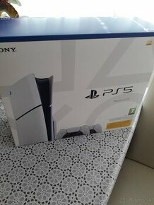 PS5 slim  z mechanikou 2 ovladače nova