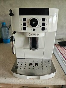 Predám kávovar Delonghi magnifica S biely - 1