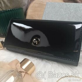 Krásna čierna kožená peňaženka