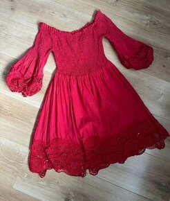 Krásne červené šaty