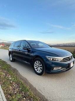 VW Passat B8 2.0 TDI DSG (Model 2022) – TOP STAV, BOHATÁ VÝB