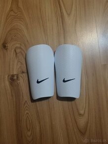 Chrániče Nike