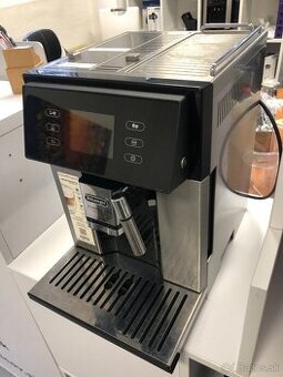 DELONGHI ESAM 460.75 s ročnou zárukou  aj s nádobu na mlieko