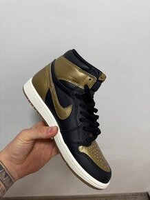 NIKE Jordan Retro High Gold metallic Gold 40