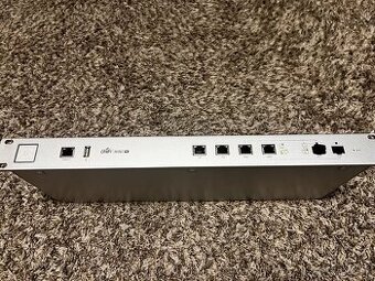 UBIQUITI UNIFI SECURITY GATEWAY PRO USG (USG-PRO-4)