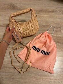 Miu Miu Wander matelassé nappa hobo bag - béžová (MM2)