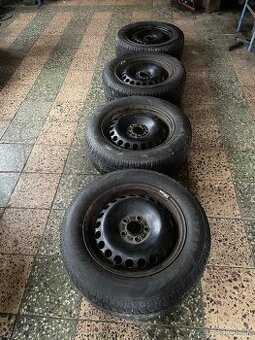 Predam pneumatiky 215/60 r16 na plechovich diskoch na FORDA