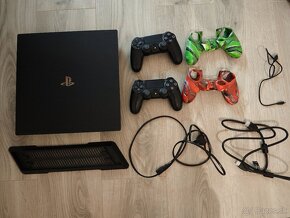 Predám Playstation 4 pro + 13 hier