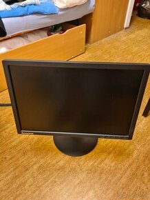 24 palcový Lenovo Thinkvision monitor