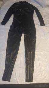 Latexovy celotelovy catsuit cierny s tvarovanim na prsia