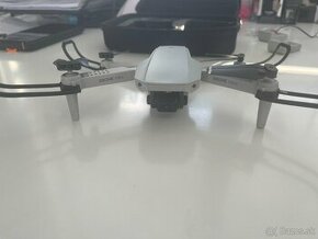 Dron s kamerou