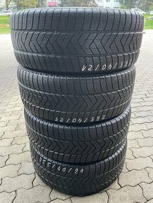 255/40R21 Pirelli