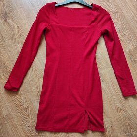 Červené mini šaty s dlhým rukávom
