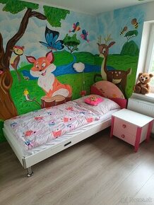 Detská posteľ s nočným stolíkom