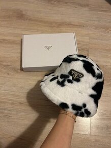 Prada klobúk + biely box (PR8)