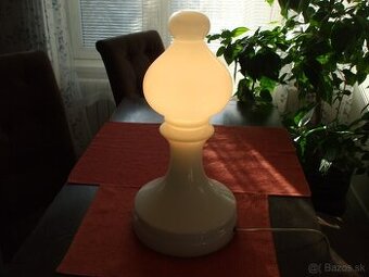 Predam retro lampu šachova figurka