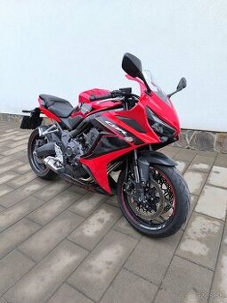 Honda CBR 650 R padnuta