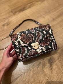 Crossbody kabelka s hadím vzorom