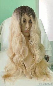 Kučeravá ombré blond parochňa