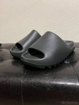 Yeezy slide 43 9US - 1