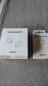 Samsung Galaxy  Buds FE a Samsung Galaxy Smart Tag 2