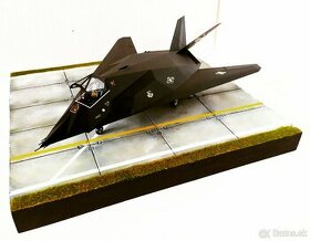 Predám F-117A Nighthawk aj podložkou, mierka 1/48