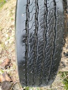 Pneu 295/80 R22,5 - 1