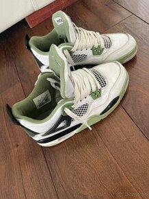 Tenisky značky Air Jordan 4 sea foams