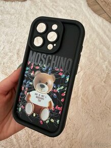 MOSCHINO kryt na iPhone 15 Pro