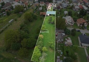 Exkluzívne na predaj stavebný pozemok 2590 m2 a vidiecky dom