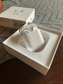 PREDÁM  APPLE AIRPODS 2019 S NABÍJACÍM PUZDROM - 1