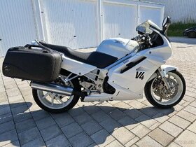 Honda VFR 750F  RC36