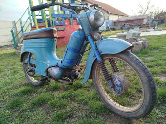 Predám Jawu 555. Motor pretáča a radí.