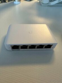 Predam Ubiquity 5 portovy switch s napajacim kablom