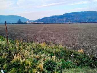 Veľký pozemok pri hlavnej ceste v katastri obce Trenčiansk