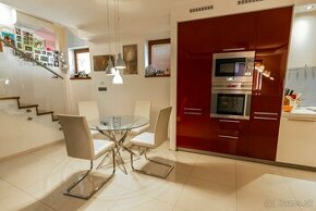 Na predaj krásny 3-izbový rodinný dom, 249 m², Vajnory