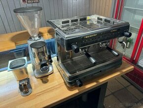 Pákový kávovar La Cimbali M32 bistro s mlyncom Mazzer - 1