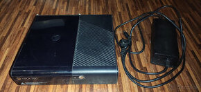 Xbox 360 E 500 GB + ovladac + cca 20 hier