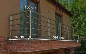 Moderné nerezové balkónové zábradlie vo výbornom stave - 1