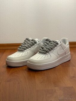 Nike Air Force 1 - Biele s šedými šnúrkami