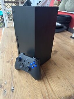 Xbox Series X v zaruke s upravenym ovladacom