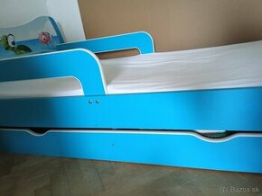 Detská posteľ so zábranou s úložným priestorom