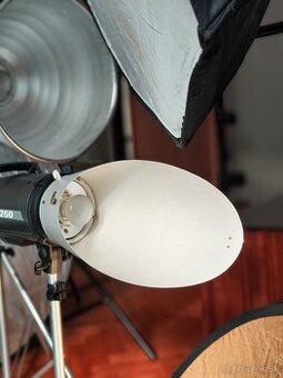 Elinchrom reflektor na pozadie