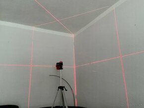 DEKO Profi 3D samonivelačný laser krížový červený 12 líniový - 1