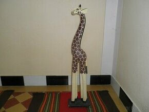 drevená žirafa, 2 ks prehozy, sijací stroj , ovčie runo vesi