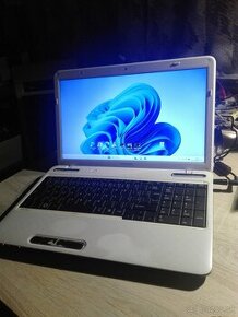 Toshiba i3 4 x 2,1. 15,6" LED. SSD 128 GB.RAM 4 GB.