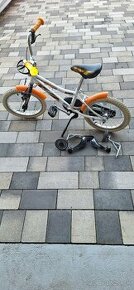 Detský bicykel s pomocnými kolieskami