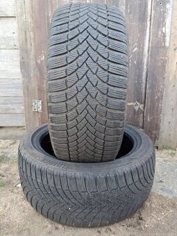 Predám 2 jazdené zimné pneumatiky Bridgestone 225/45 R17